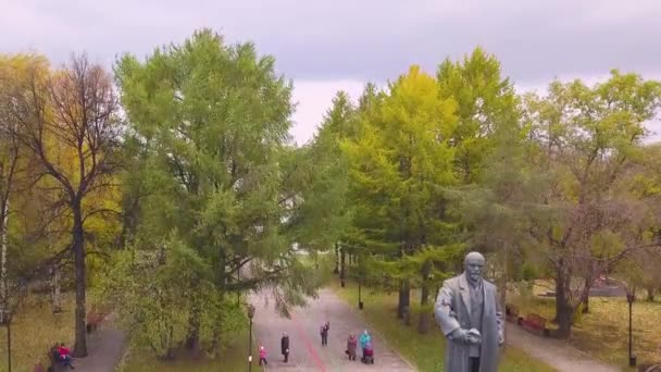 Luftaufnahme des Lenin-Denkmals im Park und Museum. Fassade des schmuddeligen Instituts, der offiziellen Residenz des Gouverneurs von St. Peterburg, mit einer Lenin-Statue im Vordergrund. Russland — Stockvideo