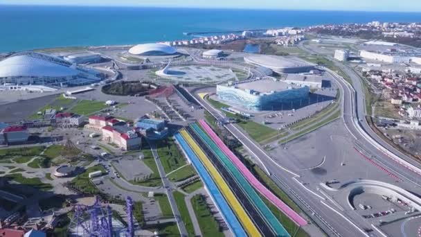 Rusland, Sochi - 20 oktober 2017: Luchtfoto over Sotsji en het Olympisch dorp Fisht stadion. Algemeen beeld van Sotsji Park in het Adler van een vogel-oog mening. Locatie 2018 World Cup Fifa in Rusland, van — Stockvideo