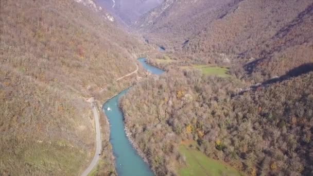 石と木、峡谷、山の風景の空撮の山川。クリップ。溶岩の岩や山の間を流れる川の空撮 — ストック動画