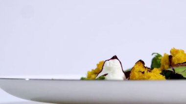 Üstten Görünüm caprese salatası ile beyaz plaka. Koca tabağı için hareket ayrıntı yakından üzerinden. Sebze salata kasesi ve evde çatal kapatın. Ringa balığı ve beyaz plaka üzerinde izole patates salatası