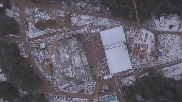 Volando por encima de la zona de construcción de la industria pesada grande y polvorienta, invierno. Clip. Construyendo y ampliando impresionante salvaje vasto bosque verde exuberante — Vídeos de Stock