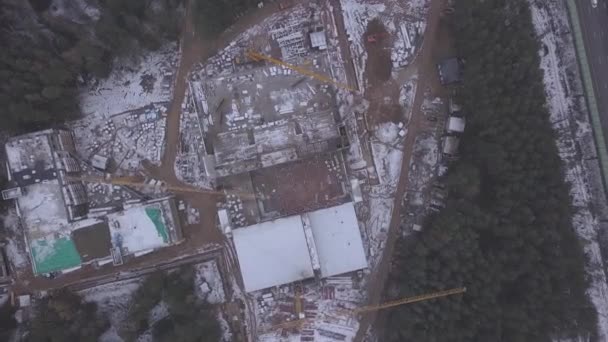 Volando por encima de la zona de construcción de la industria pesada grande y polvorienta, invierno. Clip. Construyendo y ampliando impresionante salvaje vasto bosque verde exuberante — Vídeos de Stock