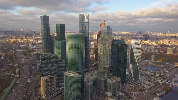 Moscow City skyskrapor, Flygfoto. Klipp. Office business center i Moskva city. Moskva-City byggnader med sky, Flygfoto — Stockfoto