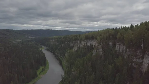 Survoler la belle rivière de montagne et la belle forêt. Clip. Vue aérienne de la rivière mystique au lever du soleil avec brouillard, soleil au-dessus de la rivière aérienne — Photo