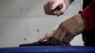 Eğitmen ateş adam öğretim kadar yakın. Erkek elinde bir silahla ateş etmek adam trenler kapatın. Eğitim, okul özel polis birimi. Kısa silah askeri