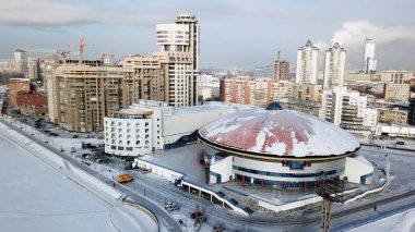 Kış city yatay Panoraması. Kış geceleri şehrin havadan görünümü. Muhteşem kış manzarası.
