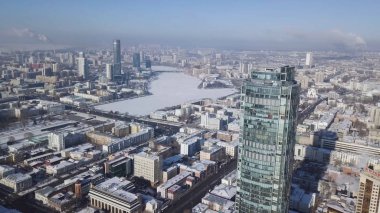 Hava gökdelen şehrin ortasında kış, mavi gökyüzü gökyüzü ve binaların arka plan karlı çatılar görülmektedir