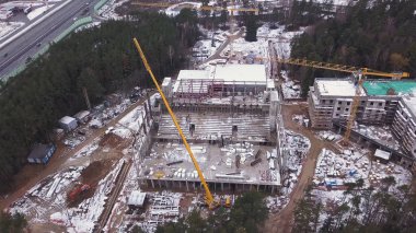 Büyük bir şantiye hava görünümünü. bir konut yüksek katlı bina ve inşaat vinç. Kışın inşaat yüksek katlı binaların. Havadan görünümü.