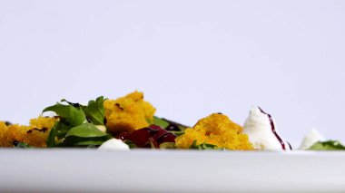 Üstten Görünüm caprese salatası ile beyaz plaka. Koca tabağı için hareket ayrıntı yakından üzerinden. Sebze salata kasesi ve evde çatal kapatın. Ringa balığı ve beyaz plaka üzerinde izole patates salatası