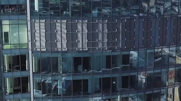 Закрытие окон современного небоскреба. Облака воспроизводились в современном офисном здании. Зум и панорама. AERIAL. Гладкое движение камеры перед окнами офисного здания, отражающее солнечное голубое небо — стоковое фото