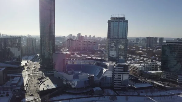 Geschäfts- und Handelszentrum yekaterinburg Stadt in der Nähe von lokalen Parlamentsgebäuden, Hotels und Jelzin Zentrum. Blick vom zugefrorenen Fluss. Blick auf den Stadtbezirk Yekaterinburg und die Nordwestseite des — Stockfoto