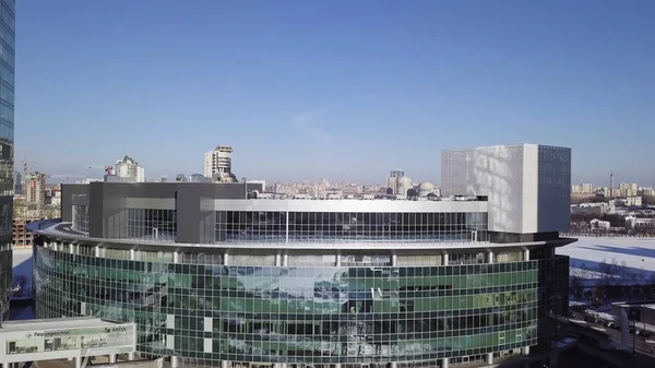 Vue aérienne sur centre scientifique ou observatoire, centre de recherche. Vue aérienne de l'immeuble de bureaux. Fermer les réflecteurs en verre orange. survolant le centre de recherche - énergie solaire. Panneaux solaires sur la — Photo