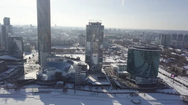 Zakelijke en commerciële centrum Jekaterinenburg-City in de buurt van lokale parlementsgebouwen, hotels en Jeltsin Center. Uitzicht vanaf bevroren rivier. Weergave van Jekaterinenburg-City district en noordwest kant van de — Stockfoto