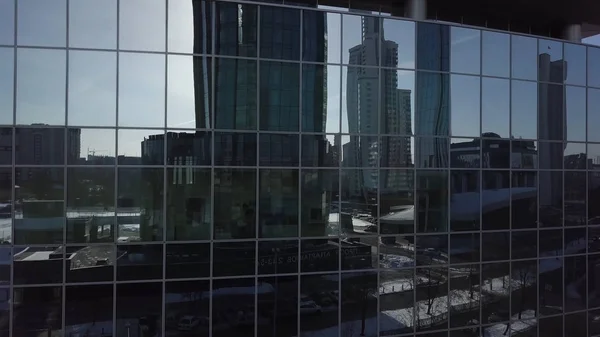 Blauwe glazen wand van wolkenkrabber met reflectie van de zon. Moderne architectuur met sun ray van juiste hoek. De reflectie van het zonlicht op glazen gebouw. Crosswalk foto boven de weg — Stockfoto