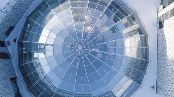 Vista aérea sobre cúpula edifício de vidro moderno. fundo cúpula de vidro. telhado de vidro no edifício. Vista superior sobre cúpula de vidro radial moderna de um edifício moderno — Fotografia de Stock