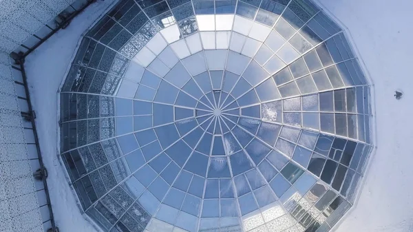 Vista aérea sobre cúpula edifício de vidro moderno. fundo cúpula de vidro. telhado de vidro no edifício. Vista superior sobre cúpula de vidro radial moderna de um edifício moderno — Fotografia de Stock
