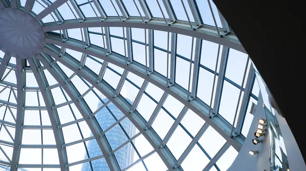 Glaskupol i en modern byggnad. Visa från insidan av rummet. Lätt konstruktion av transparent tak gjort av runda stålrör. Arkitektoniska bakgrund. Glaskupol från insidan på skyscrapper — Stockfoto