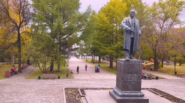 Monument à Lénine dans le parc. Vladimir Ilitch Oulianov Lénine — Photo