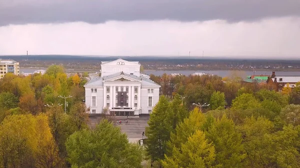 A légi felvétel a emlékmű a Lenin-park és a Múzeum. A Szmolnij Intézet, a hivatalos rezidenciája, a kormányzó St.Peterburg most egy Lenin-szobor, az előtérben a homlokzat. Oroszország — Stock Fotó