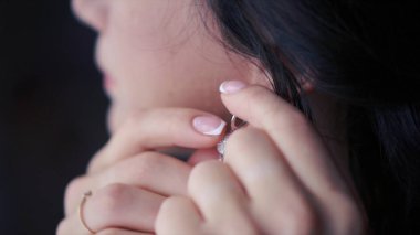 İnsanlar, tatiller, Noel ve Glamour kavramı-küpe giyen güzel kadının yakın. Klip