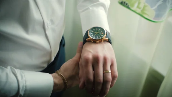 Zbliżenie projektanta zegarków na rękę biznesmen. Klip. Ręka biznesmena z zegarem — Zdjęcie stockowe