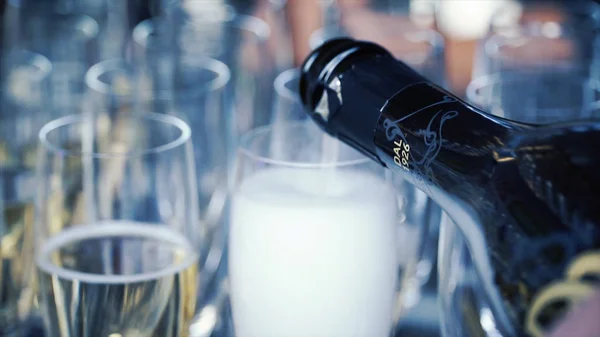 Gieten champagne in een glazen op tafel staan. Clip. Champagne wordt gegoten in glazen — Stockfoto