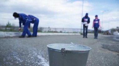 Mavi işçi açık şehir için çalışmaya hazır. Küçük. Bir işçi closeup. İşçiler mavi boya fırça daldırma