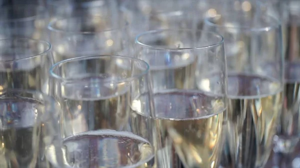 Beaucoup de verres de champagne sur la table — Photo