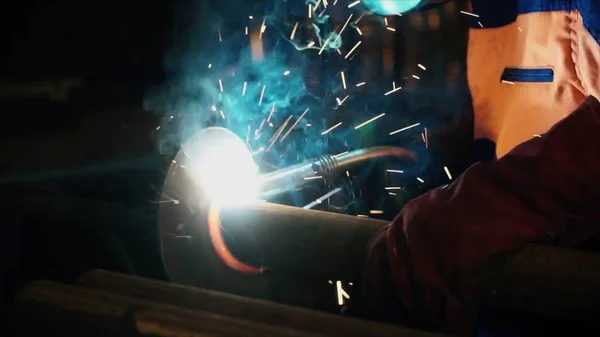 Soudeur au travail dans l'industrie métallurgique. Clip. Soudeur au travail en usine. Soudeur soudant un métal en atelier — Photo