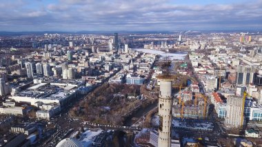 Yekaterinburg terk edilmiş Tv kulede havadan görünümü. Küçük. Terk edilmiş, eski bina, Tv tover veya iletişim Kulesi şehir manzara arka plan ile havadan görünümü