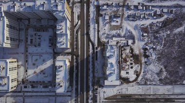 Havadan görünümü yol kışın arabalı karla kaplı. Küçük. Kış günü şehirde havadan görünümü. Şehir panoraması ile düz yolda bir kuş bakışı görünüme üzerinden kar kaplı. Kış şehrin sokaklarında bir kuş göz