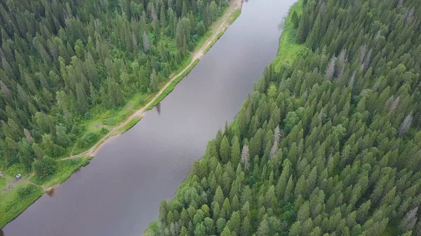 Εναέρια προβολή του ποταμού στο καταπράσινο δάσος πεδιάδα. Κλιπ. Εναέρια άποψη του δάσους του ποταμού κατά τη διάρκεια της ημέρας καλοκαίρι σε φόντο από μεγάλα άσπρα σύννεφα. Εκκαθάριση του ποταμού, καταπληκτικό τοπίο — Φωτογραφία Αρχείου