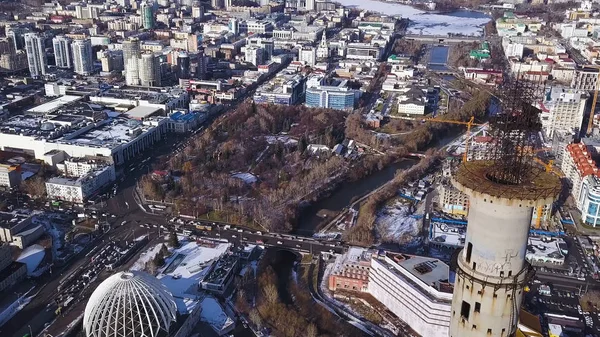 Vista aerea sulla torre TV abbandonata a Ekaterinburg. Clip. Veduta aerea di abbandonato, vecchio edificio, tover TV o torre di comunicazione con sfondo paesaggio urbano — Foto Stock