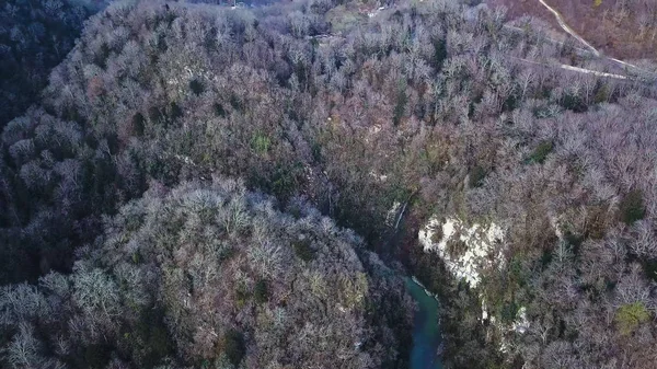 Vista aérea del río Blue Mountain. Río sinuoso, paisaje increíble. Verde río valle cañón amplio verano panorama Alpine montaña paisaje — Foto de Stock