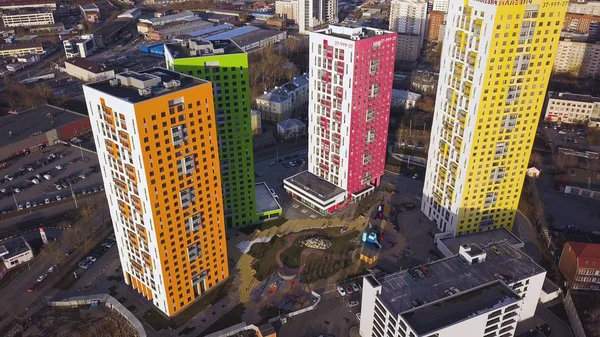 Luftaufnahme Gruppe von Hochhaus bunten Wohn-Apartments. Stadtentwicklungskonzept. Panoramastil. Clip. wohnungsbau.skyline. Luftbild — Stockfoto