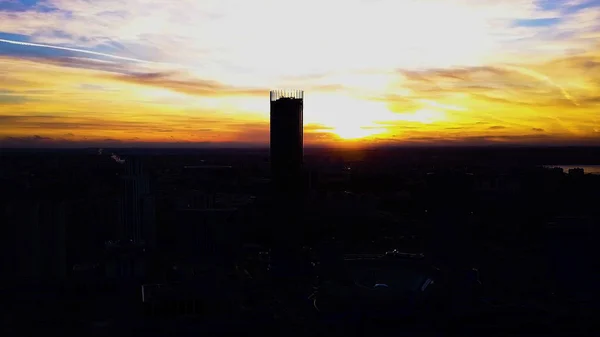 Flygfoto på vackra färgglada dramatisk solnedgång sky över silhuetten av staden. Klipp. Stadens silhuetter i solnedgången med skyskrapor bakgrund. Solnedgång i stan med business centra bakgrund — Stockfoto