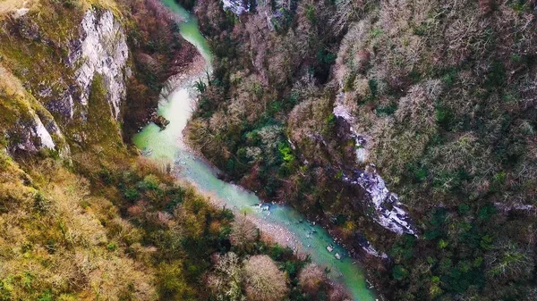 Gebirgsfluss fließende Landschaft. Clip. Antenne schöner Gebirgsbach, Fluss umgeben von grünen Bäumen mit kristallklarem Wasser, das sich durch die Berge windet — Stockfoto