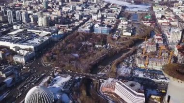 Yekaterinburg terk edilmiş Tv kulede havadan görünümü. Küçük. Terk edilmiş, eski bina, Tv tover veya iletişim Kulesi şehir manzara arka plan ile havadan görünümü