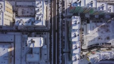Havadan görünümü yol kışın arabalı karla kaplı. Küçük. Kış günü şehirde havadan görünümü. Şehir panoraması ile düz yolda bir kuş bakışı görünüme üzerinden kar kaplı. Kış şehrin sokaklarında bir kuş göz