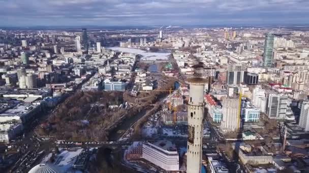 Luchtfoto op verlaten Tv-toren in Jekaterinenburg. Clip. Luchtfoto van de bouw van de verlaten, oude, Tv tover of communicatie toren met stad landschap-achtergrond — Stockvideo