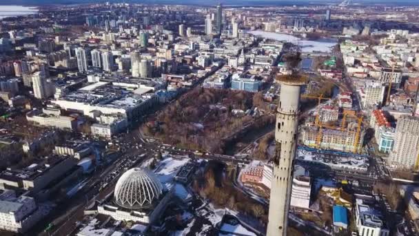 Вид с воздуха на заброшенную телебашню в Екатеринбурге. Клип. Вид с воздуха на заброшенное, старое здание, телебашню или башню связи с городским пейзажем — стоковое видео