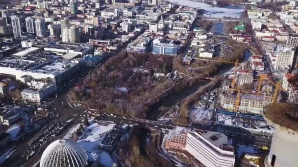 Vista aérea de la torre de televisión abandonada en Ekaterimburgo. Clip. Vista aérea de edificio abandonado, antiguo, TV tover o torre de comunicación con el paisaje de la ciudad de fondo — Vídeos de Stock