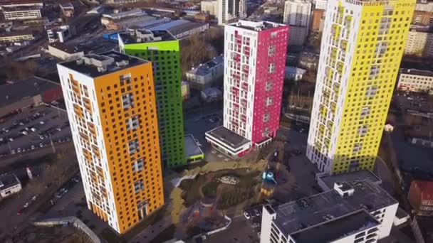 Luchtfoto groep hoge stijging kleurrijke residentiële appartementen. Stedelijk concept. Panoramisch stijl. Clip. Appartementengebouw. Skyline. Luchtfoto — Stockvideo