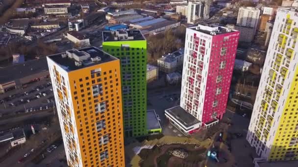 Letecký pohled na skupinu výšková barevnými bytovými jednotkami. Urbanistický koncept. Panoramatické styl. Klip. Bytový dům. Panorama. Letecký pohled — Stock video