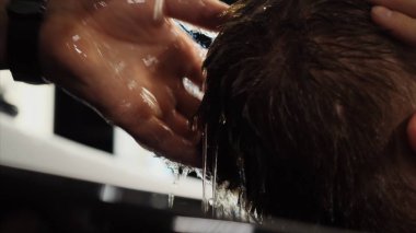 Yakışıklı müvekkili için saç yıkama Kuaför. Küçük. İş yerinde berber. Berber Dükkanı adama