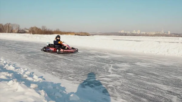 Vinter karting tävling på isbanan. Klipp. Rörelse av go kart race på vintern — Stockfoto