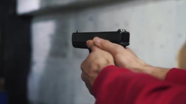 Yakın çekim silah. Tabanca el yakın çekim. 1 kez vurulduğunu tabanca. Adam siyah silah vuruyor