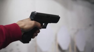 Yakın çekim silah. Tabanca el yakın çekim. 1 kez vurulduğunu tabanca. Adam siyah silah vuruyor