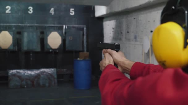 Tirez dans le tableau de bord du pistolet. Un homme tire une arme dans le tableau de bord — Video