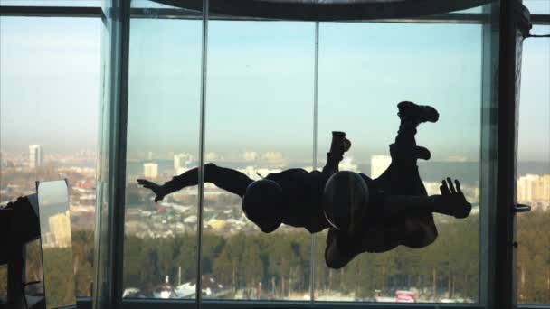 Skupina osob se snaží světy největší volného pádu simulátor, indoor skydiving Aero gravitace. Aerodynamická trubice — Stock video